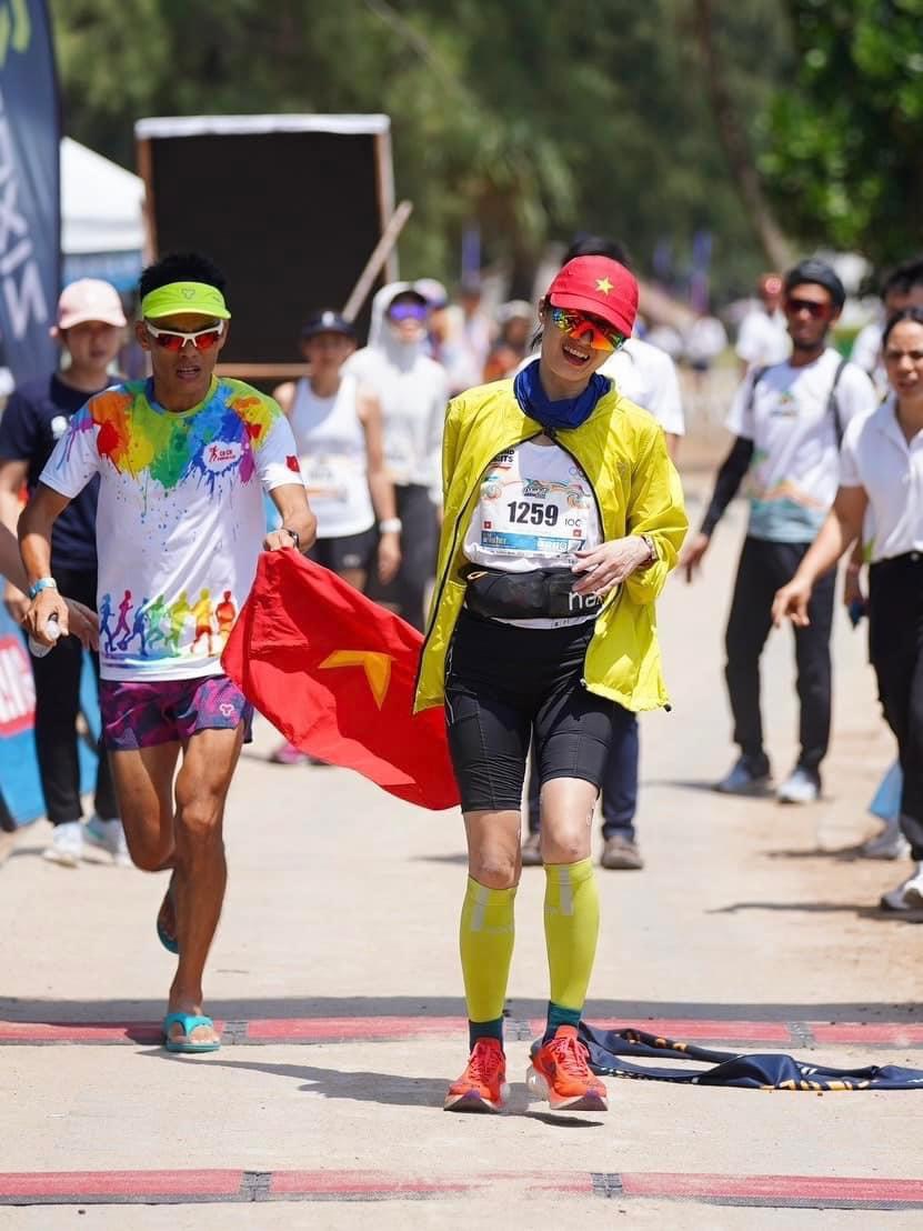 Nguyễn Văn Long và Lại Thị Xuân Hương vô địch Phuket 100km